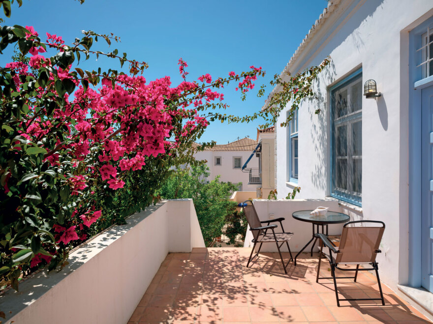 Magenta House: Ένα από τα ωραιότερα καπετανόσπιτα των Σπετσών μάς ανοίγει τις πόρτες του