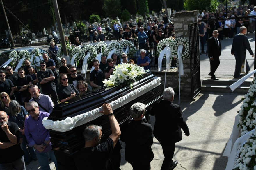 Σε κλίμα οδύνης έγινε η κηδεία του Μάριου Οικονόμου στα Ιωάννινα