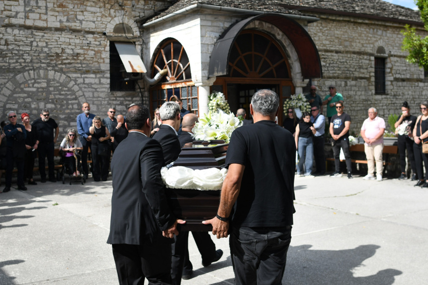 Σε κλίμα οδύνης έγινε η κηδεία του Μάριου Οικονόμου στα Ιωάννινα