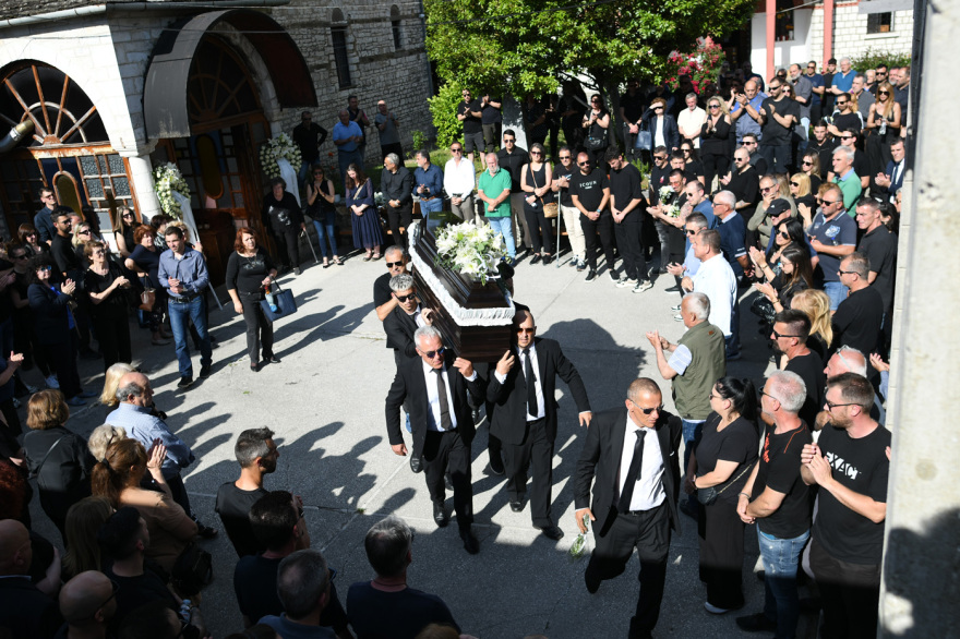 Σε κλίμα οδύνης έγινε η κηδεία του Μάριου Οικονόμου στα Ιωάννινα