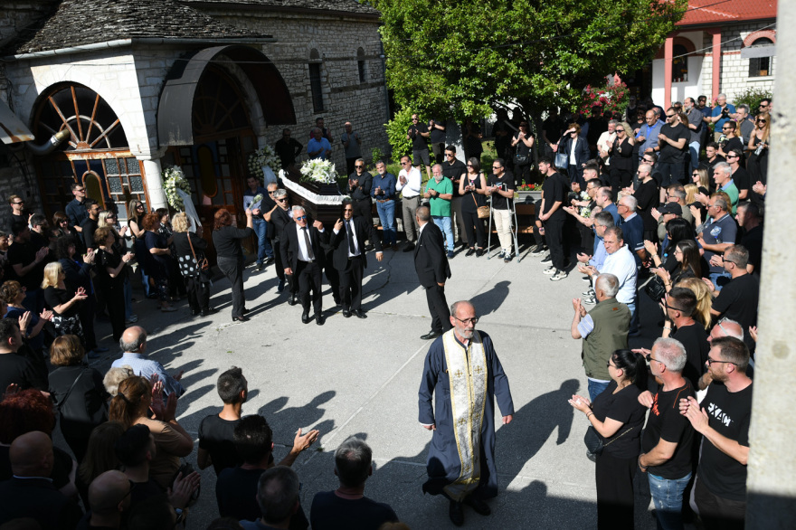 Σε κλίμα οδύνης έγινε η κηδεία του Μάριου Οικονόμου στα Ιωάννινα