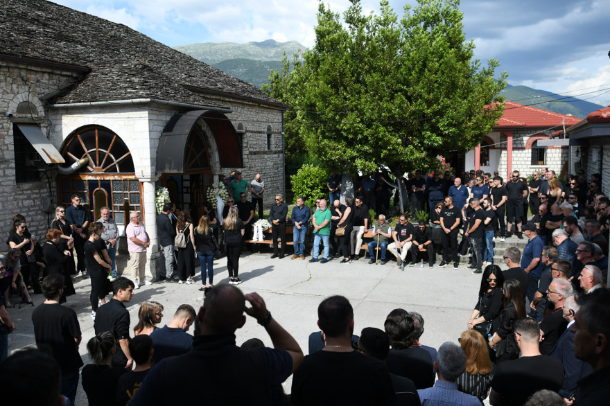 Σε κλίμα οδύνης έγινε η κηδεία του Μάριου Οικονόμου στα Ιωάννινα