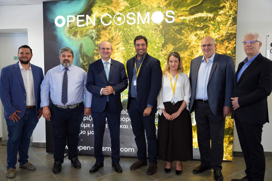 Επίσκεψη Χατζηδάκη στην Open Cosmos Aegean όπου κατασκευάζονται οι ελληνικοί δορυφόροι Hyperion GR
