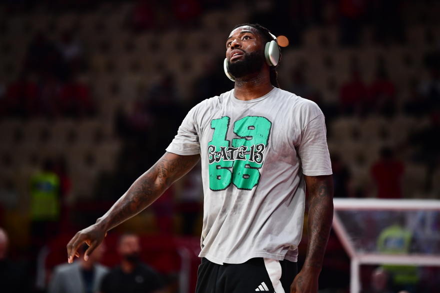 Ολυμπιακός - Παναθηναϊκός: Με t-shirt με το logo της Θύρας 13 στο ΣΕΦ ο Λεσόρ, βίντεο και φωτογραφίες