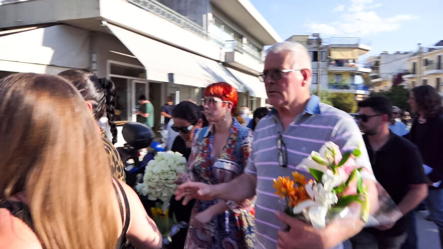 Σε κλίμα οδύνης η κηδεία της Βασιλικής, συγγενείς και φίλοι αποχαιρετούν την 39χρονη που δολοφονήθηκε στην Καλαμάτα