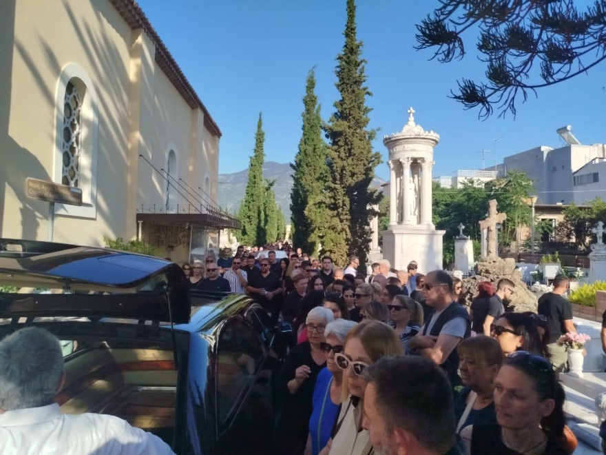 Σε κλίμα οδύνης η κηδεία της Βασιλικής, συγγενείς και φίλοι αποχαιρετούν τη 39χρονη που δολοφονήθηκε στην Καλαμάτα