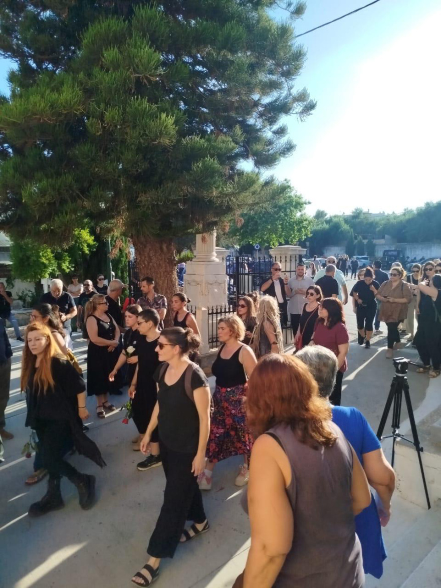 Σε κλίμα οδύνης η κηδεία της Βασιλικής, συγγενείς και φίλοι αποχαιρετούν τη 39χρονη που δολοφονήθηκε στην Καλαμάτα