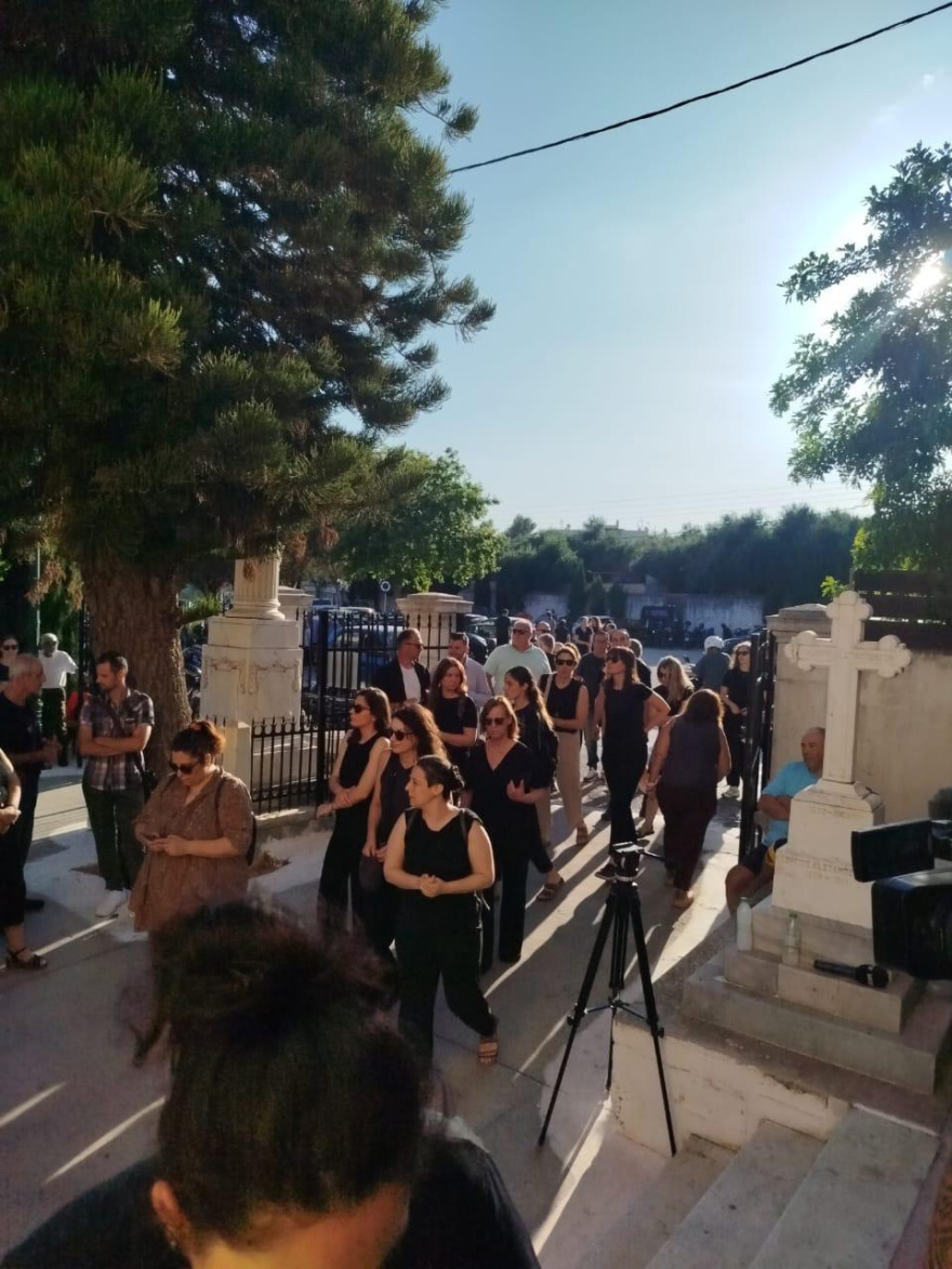 Σε κλίμα οδύνης η κηδεία της Βασιλικής, συγγενείς και φίλοι αποχαιρετούν τη 39χρονη που δολοφονήθηκε στην Καλαμάτα