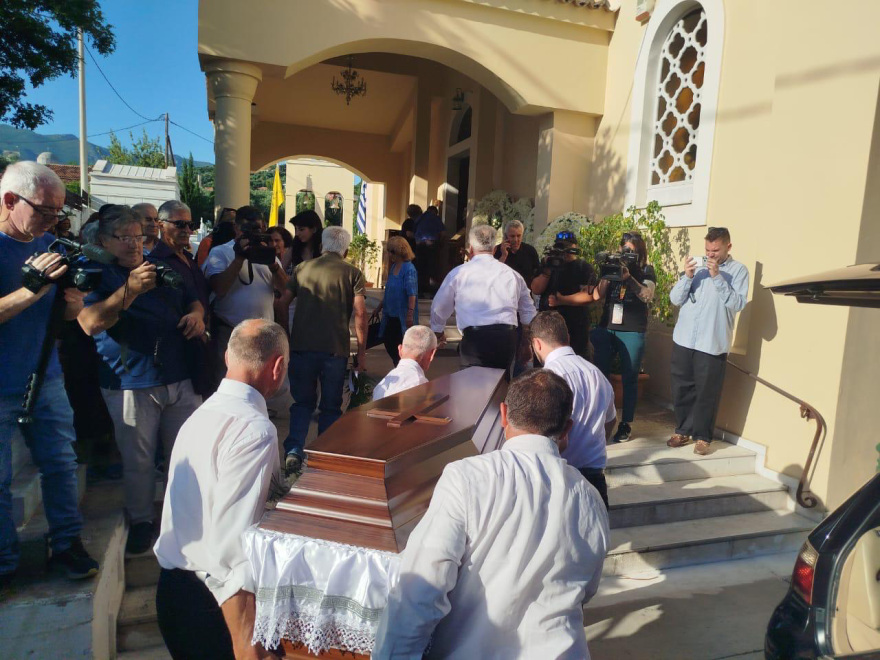 Σε κλίμα οδύνης η κηδεία της Βασιλικής, συγγενείς και φίλοι αποχαιρετούν τη 39χρονη που δολοφονήθηκε στην Καλαμάτα
