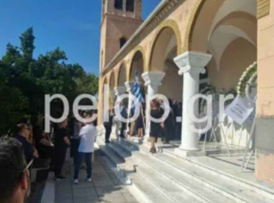 Βαρύ πένθος στην Πάτρα, συγγενείς και φίλοι αποχαιρέτησαν πατέρα και γιο που σκοτώθηκαν σε τροχαίο: Έφυγαν αγκαλιασμένοι