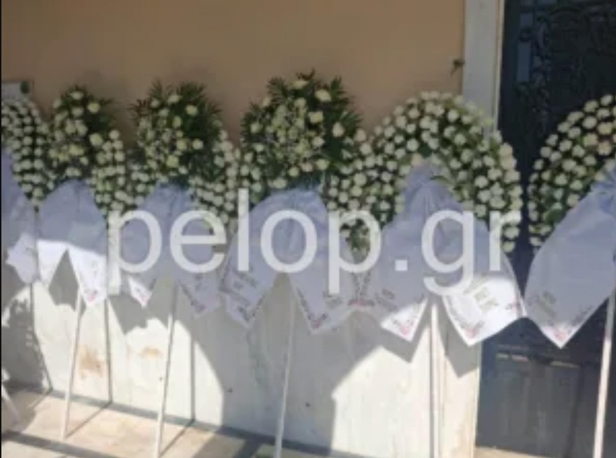 Βαρύ πένθος στην Πάτρα, συγγενείς και φίλοι αποχαιρέτησαν πατέρα και γιο που σκοτώθηκαν σε τροχαίο: Έφυγαν αγκαλιασμένοι