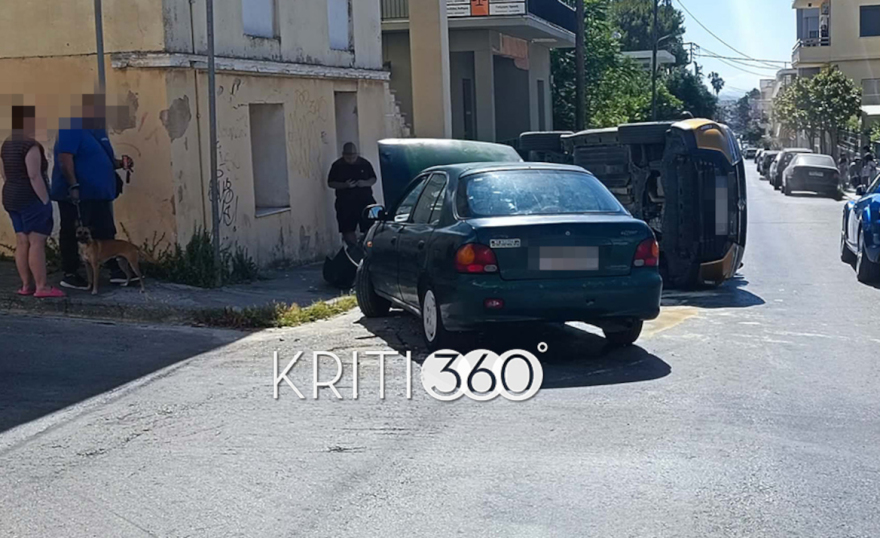 Τροχαίο με ανατροπή αυτοκινήτου στα διακστήρια στα Χανιά, δείτε φωτογραφίες
