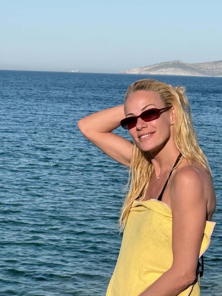 Η Ζέτα Μακρυπούλια έκανε την πρώτη της βουτιά για φέτος, το άλμπουμ που ανήρτησε στο Instagram