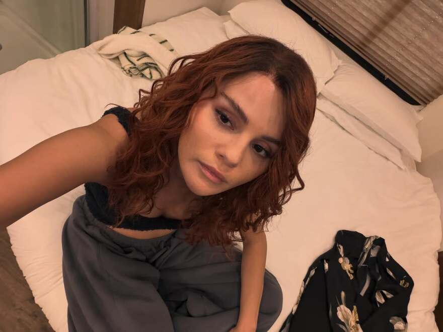 Η Σελένα Γκόμεζ εμφανίστηκε με κόκκινα μαλλιά: Τρελά πράγματα συμβαίνουν, έγραψε
