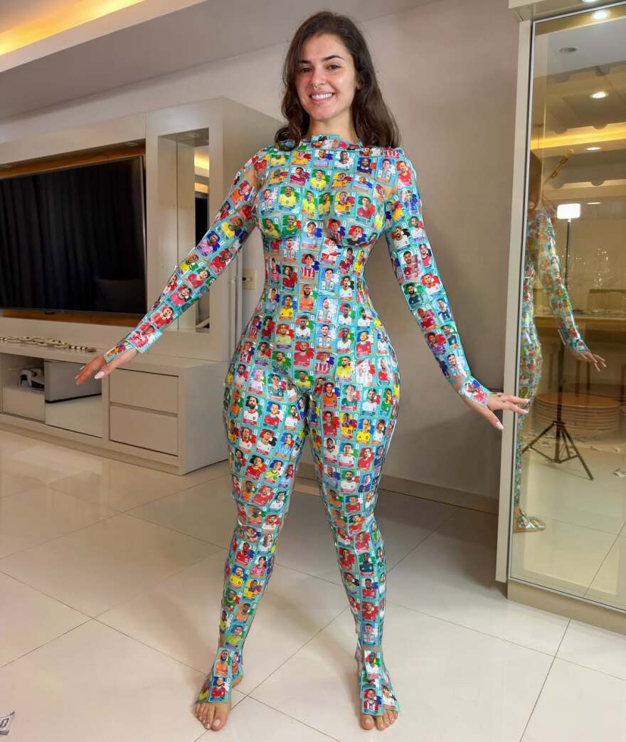 Βραζιλιάνα Influencer έγινε... άλμπουμ της Panini: Κάλυψε όλο το κορμί της με 1.000 αυτοκόλλητα ενόψει Μουντιάλ, δείτε φωτογραφίες