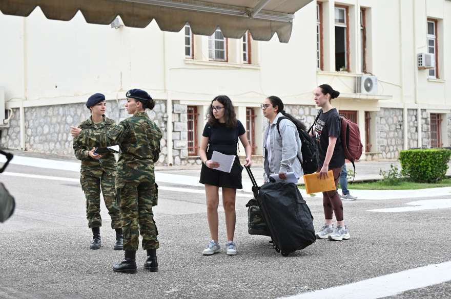 Ιστορική μέρα για τις γυναίκες στις Ένοπλες Δυνάμεις: Για πρώτη φορά μπαίνουν ως εθελόντριες στον Στρατό, δείτε βίντεο και εικόνες 