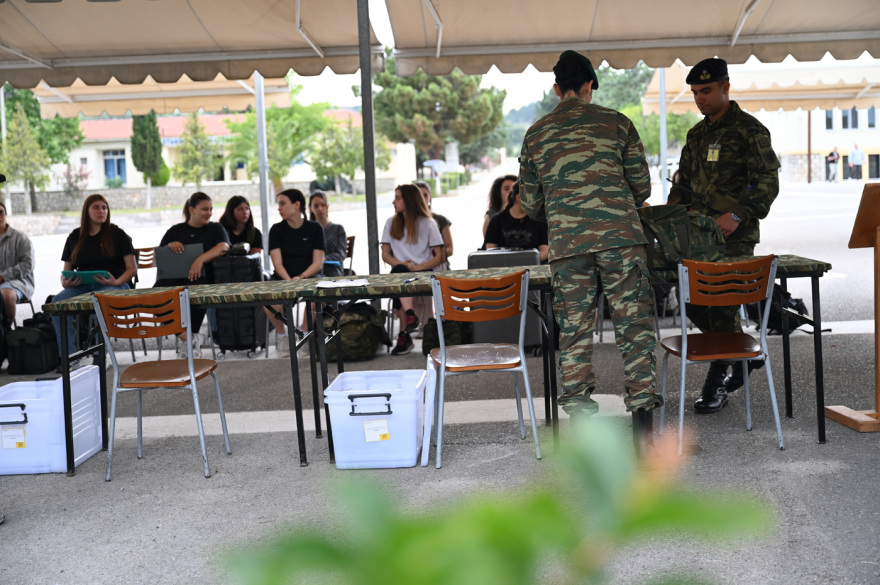 Ιστορική μέρα για τις γυναίκες στις Ένοπλες Δυνάμεις: Για πρώτη φορά μπαίνουν ως εθελόντριες στον Στρατό, δείτε βίντεο και εικόνες 