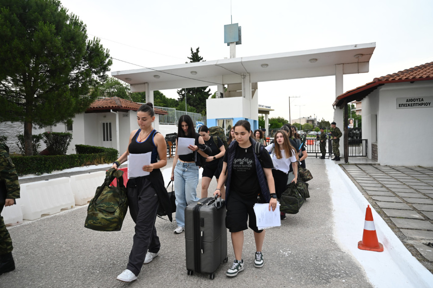 Ιστορική μέρα για τις γυναίκες στις Ένοπλες Δυνάμεις: Για πρώτη φορά μπαίνουν ως εθελόντριες στον Στρατό, δείτε βίντεο και εικόνες 