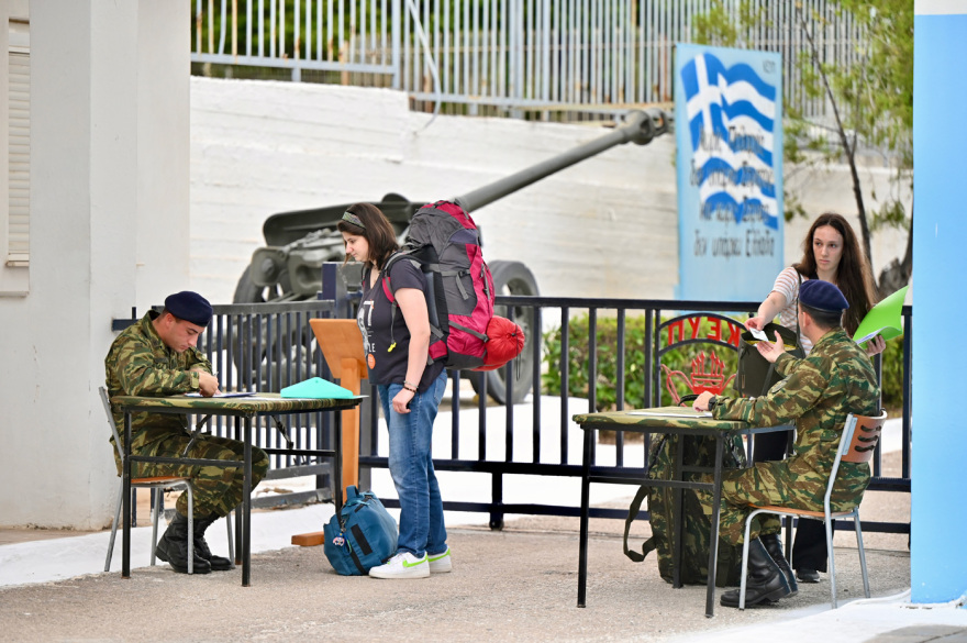Ιστορική μέρα για τις γυναίκες στις Ένοπλες Δυνάμεις: Για πρώτη φορά μπαίνουν ως εθελόντριες στον Στρατό, δείτε βίντεο και εικόνες 