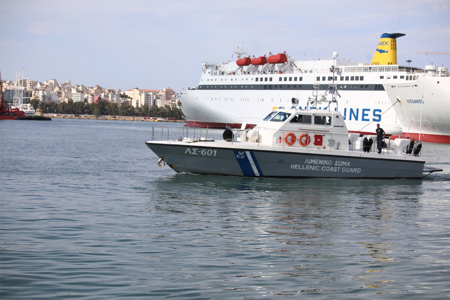 Ταξί έπεσε μέσα στο λιμάνι του Πειραιά, δύτες ψάχνουν αν υπήρχε οδηγός στη θάλασσα, δείτε βίντεο