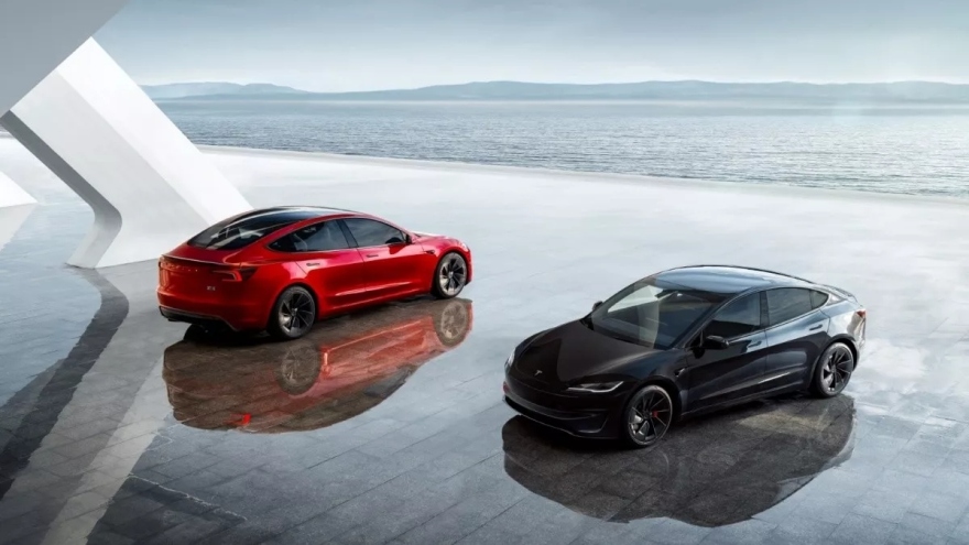 H Tesla σκέφτεται και Model 3 Plaid