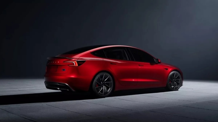 H Tesla σκέφτεται και Model 3 Plaid