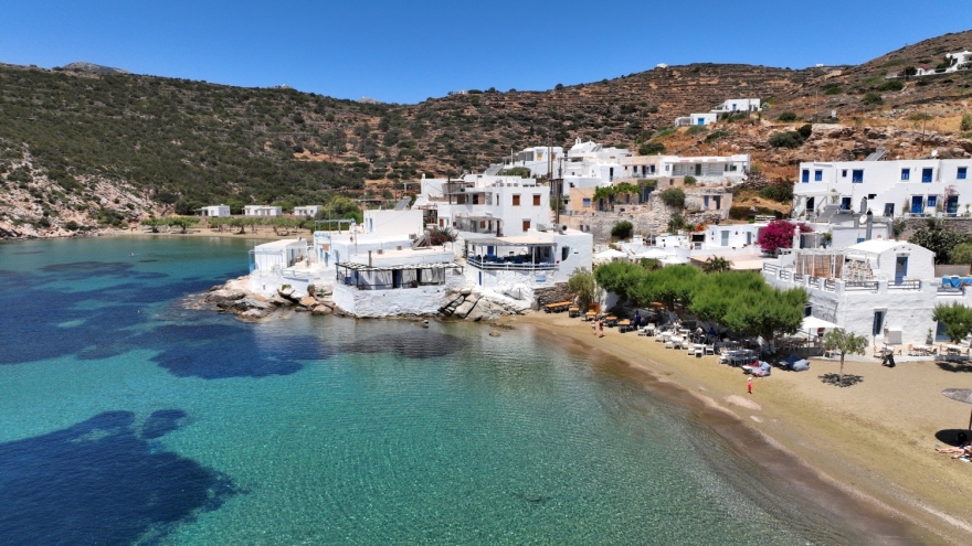 «To κόσμημα των Κυκλάδων που τα έχει όλα»: Διεθνές αφιέρωμα αποθεώνει ελληνικό νησί, «τιρκουάζ νερά και τοπικές γεύσεις»
