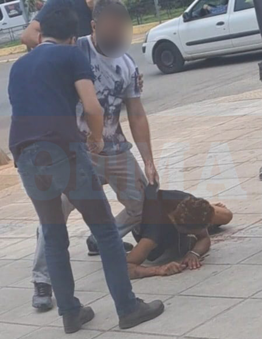 Ανατροπή στην υπόθεση της Καλλιθέας: Οι δύο Αιγύπτιοι δεν ήταν διαρρήκτες, ο οδοντίατρος τους ξυλοφόρτωσε με το ρόπαλο ενώ κάθονταν στη στάση
