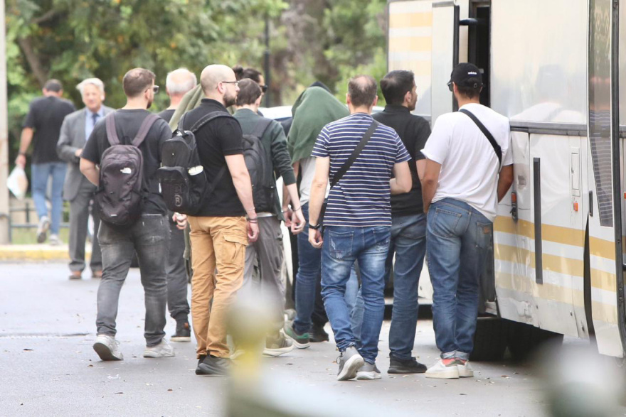 Στην Ευελπίδων οι συλληφθέντες από την Κoζάνη για τις παράνομες επιδοτήσεις του ΟΠΕΚΕΠΕ, δείτε βίντεο από την μεταγωγή τους