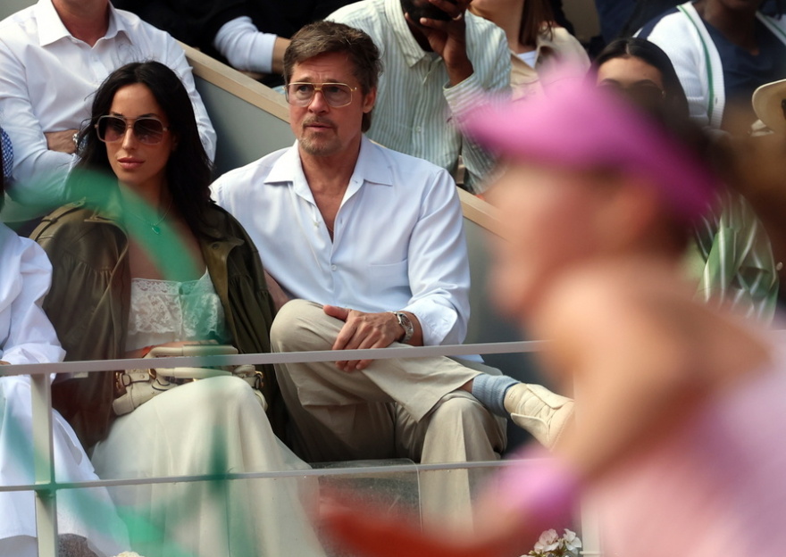 Ο Μπραντ Πιτ παρακολούθησε τον τελικό του Roland Garros γυναικών παρέα με τη σύντροφό του, Ινές ντε Ραμόν, δείτε βίντεο και φωτογραφίες 
