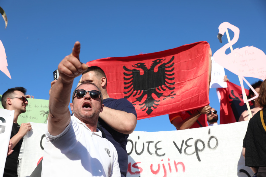 Συγκέντρωση Αλβανών στο Σύνταγμα για το θέρετρο του γαμπρού του Τραμπ με μήνυμα «όχι στο ξεπούλημα της γης μας», δείτε βίντεο και φωτογραφίες