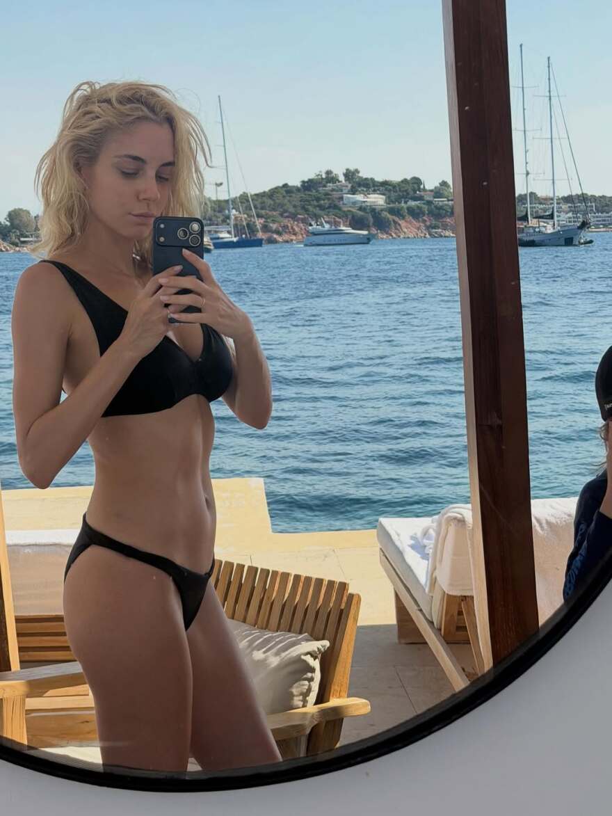 Οι πόζες της  Δούκισσας Νομικού με μαύρο μπικίνι, δείτε φωτογραφίες