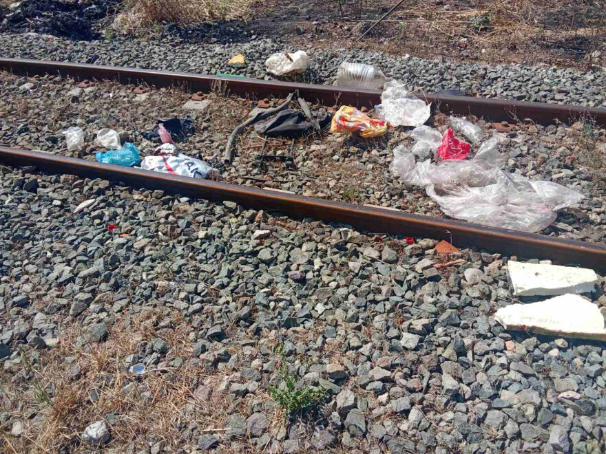 Μετά από τις ακτές και τους αρχαιολογικούς χώρους, τώρα το Ίδρυμα Αθ. Κ. Λασκαρίδης καθαρίζει και τις σιδηροδρομικές γραμμές
