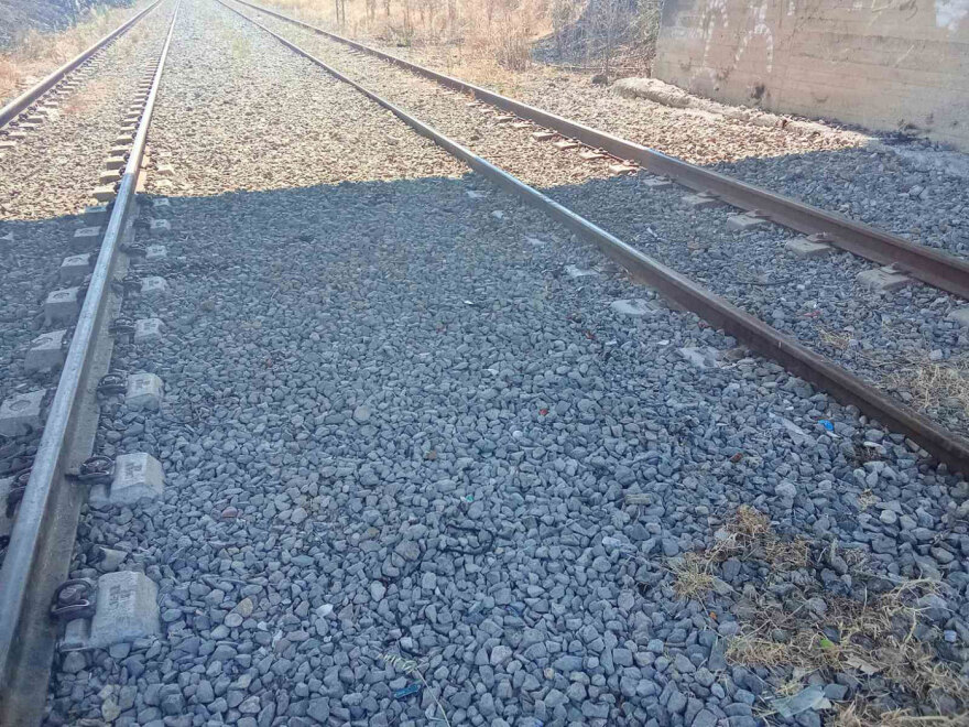 Μετά από τις ακτές και τους αρχαιολογικούς χώρους, τώρα το Ίδρυμα Αθ. Κ. Λασκαρίδης καθαρίζει και τις σιδηροδρομικές γραμμές
