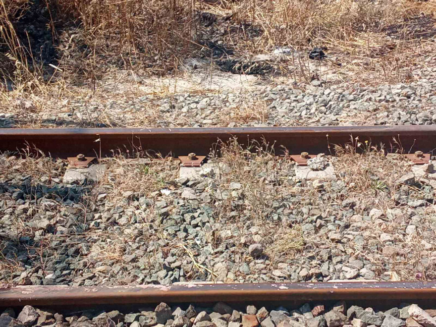 Μετά από τις ακτές και τους αρχαιολογικούς χώρους, τώρα το Ίδρυμα Αθ. Κ. Λασκαρίδης καθαρίζει και τις σιδηροδρομικές γραμμές

