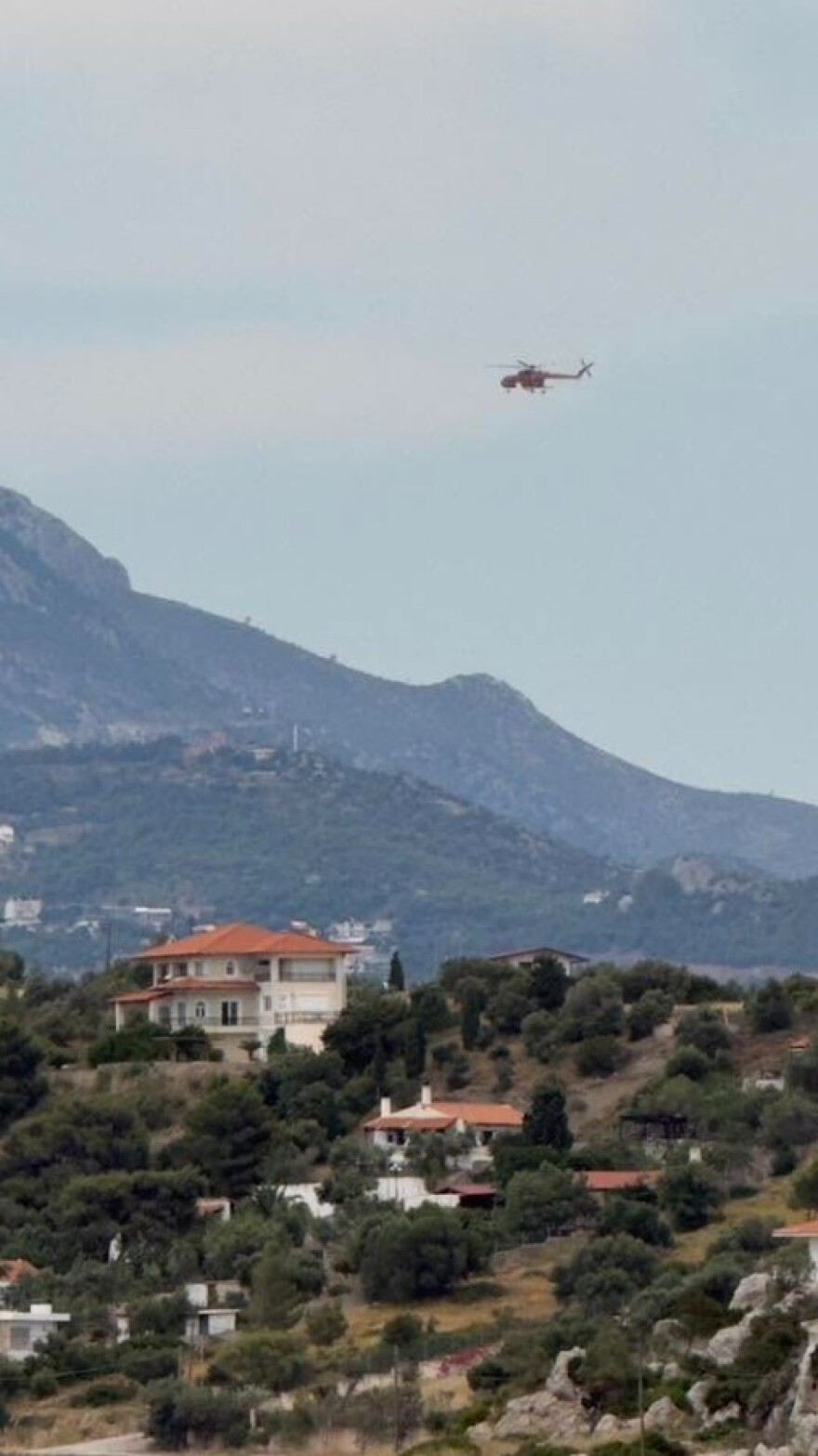 Φωτιά τώρα κοντά σε σπίτια στη Λίμνη Βουλιαγμένης στο Λουτράκι: Ήχησε το 112, από εργασίες με χορτοκοπτικό μηχάνημα προκλήθηκε η φωτιά