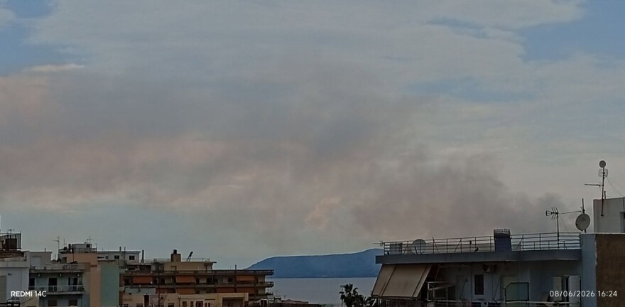 Φωτιά τώρα κοντά σε σπίτια στη Λίμνη Βουλιαγμένης στο Λουτράκι: Ήχησε το 112, από εργασίες με χορτοκοπτικό μηχάνημα προκλήθηκε η φωτιά