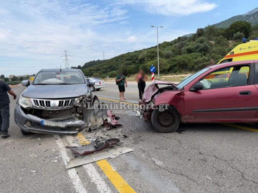 Δύο τραυματίες μετά από σοβαρό τροχαίο μπροστά στο άγαλμα του Λεωνίδα στις Θερμοπύλες, δείτε βίντεο