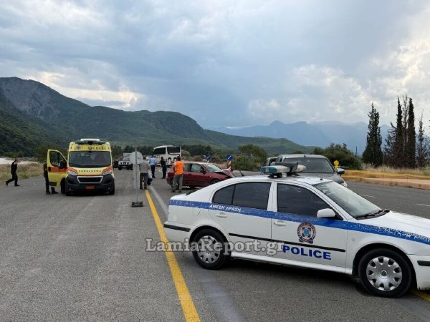 Δύο τραυματίες μετά από σοβαρό τροχαίο μπροστά στο άγαλμα του Λεωνίδα στις Θερμοπύλες, δείτε βίντεο