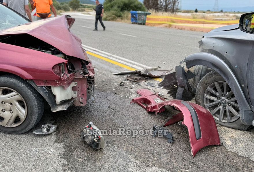 Δύο τραυματίες μετά από σοβαρό τροχαίο μπροστά στο άγαλμα του Λεωνίδα στις Θερμοπύλες, δείτε βίντεο