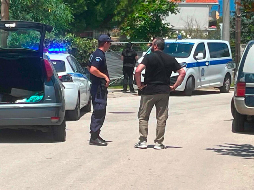Έγκλημα στο Αίγιο: Πυροβόλησαν τον γιο στο κεφάλι και μετά τον μαχαίρωσαν, η μητέρα πάλεψε με τον δολοφόνο πριν τη σκοτώσει