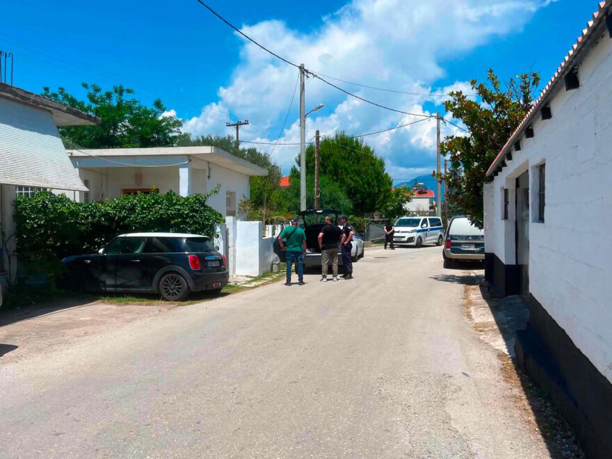 Μαχαιρωμένοι μάνα και γιος στο Αίγιο, ανακρίνεται ο Ιταλός σύντροφος της 54χρονης για το άγριο έγκλημα
