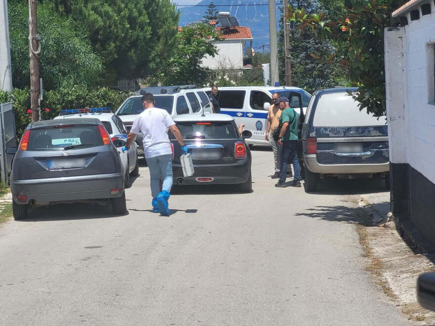 Έγκλημα στο Αίγιο: Πυροβόλησαν τον γιο στο κεφάλι και μετά τον μαχαίρωσαν, η μητέρα πάλεψε με τον δολοφόνο πριν τη σκοτώσει