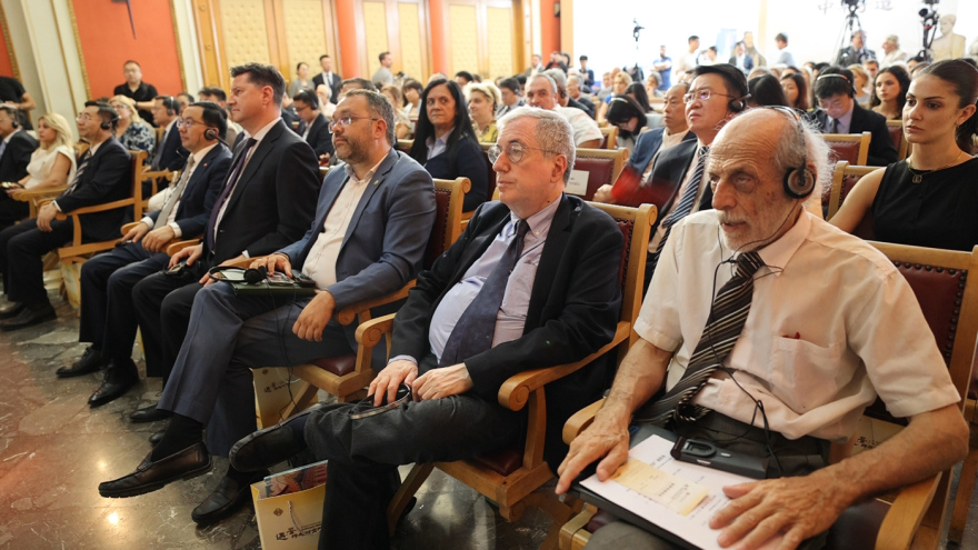 Σωκράτης και Κομφούκιος «συναντήθηκαν» στην Αθήνα σε μια γιορτή πολιτισμού Ελλάδας και Κίνας

