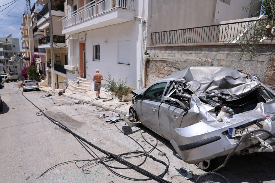 Ηλιούπολη: Φορτηγό προσέκρουσε σε κολώνα, διακοπή κυκλοφορίας στο σημείο