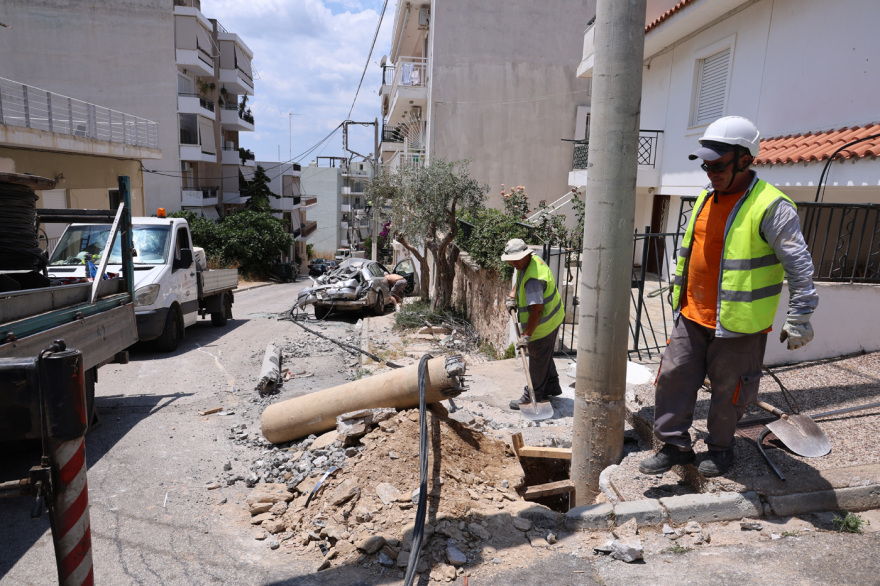 Ηλιούπολη: Φορτηγό προσέκρουσε σε κολώνα, διακοπή κυκλοφορίας στο σημείο