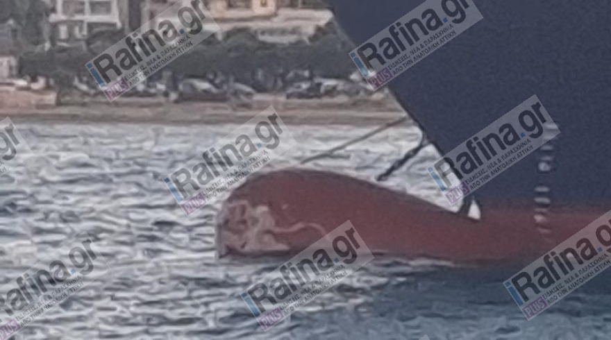 Δείτε βίντεο και φωτογραφίες από τον σπασμένο λιμενοβραχίονα στη Ραφήνα μετά την πρόσκρουση πλοίου