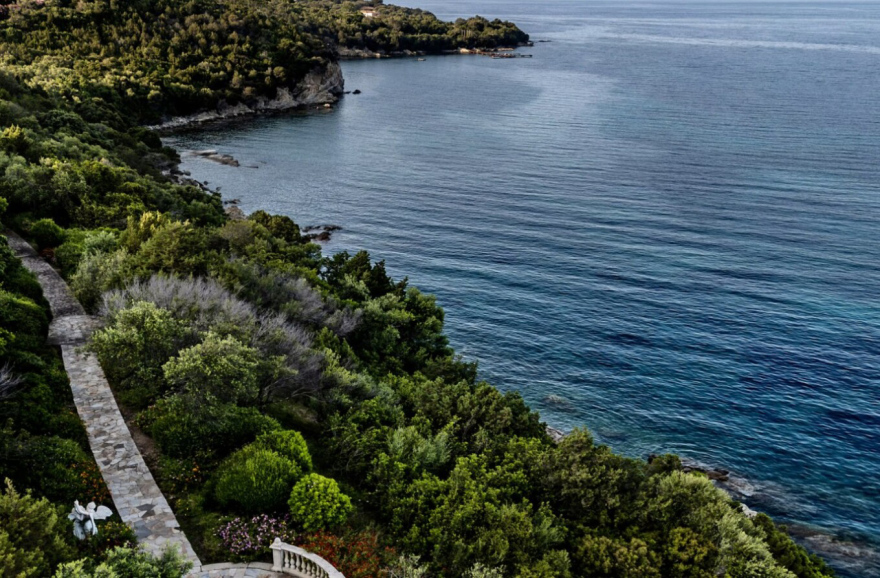 Οι κληρονόμοι του Μπερλουσκόνι δεν θέλουν τη βίλα των μπούνγκα-μπούνγκα πάρτι στη Σαρδηνία και την πουλάνε μισό δισ. 
