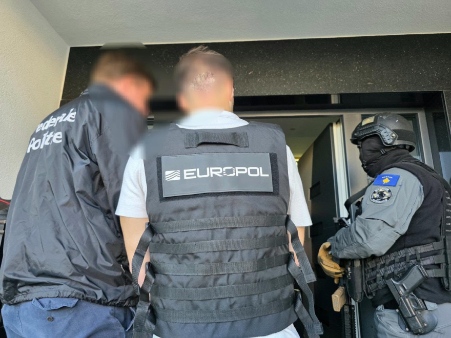 Χτύπημα της Europol σε πανευρωπαϊκό κύκλωμα ναρκωτικών στο Κόσοβο, πώς τους «έκαψαν» οι κρυπτογραφημένες συνομιλίες 
