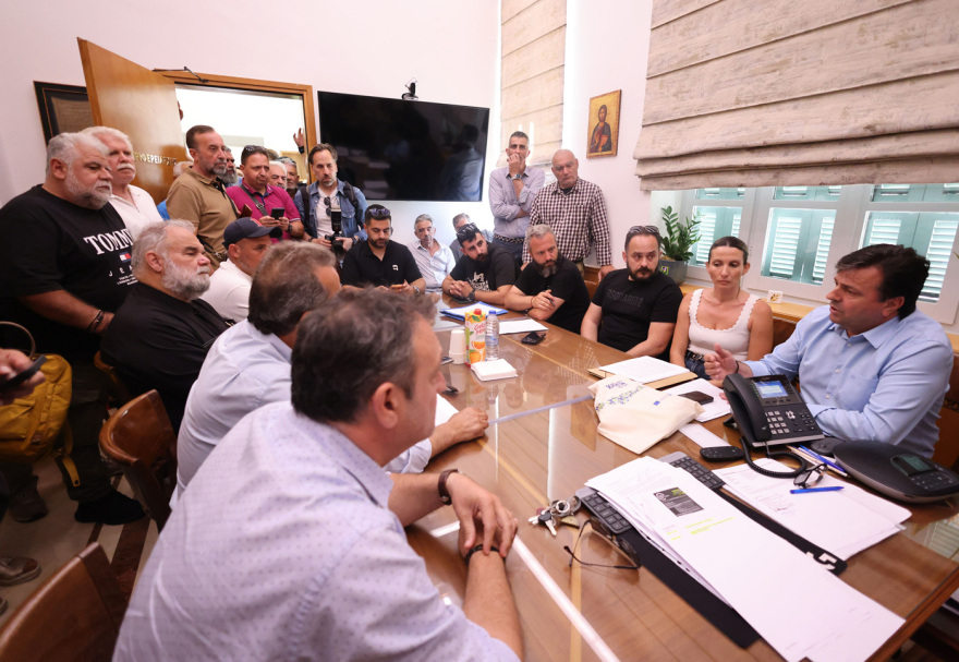 Στους δρόμους οι κάτοικοι του Ηρακλείου: Αντιδρούν στη δημιουργία δομής μεταναστών στο παλιό ΚΤΕΟ, δείτε εικόνες
